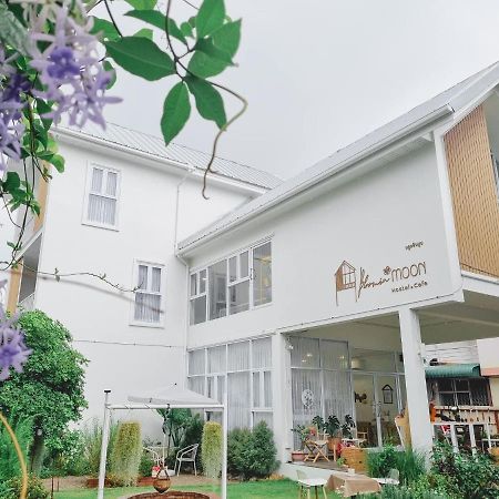 Bloomin' Moon Hostel & Cafe, Chiang Mai Old Town Exterior foto